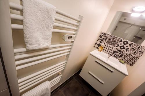 Koupelna v ubytování Gîte du Puy Charrier, Proche Puy duFou, Classé 3 étoiles, Plan d'eau privé