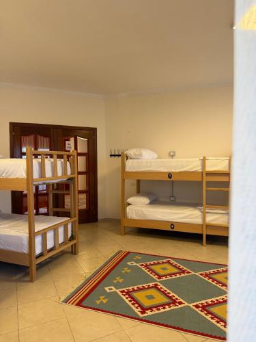 Кровать или кровати в номере Balkan Hostel