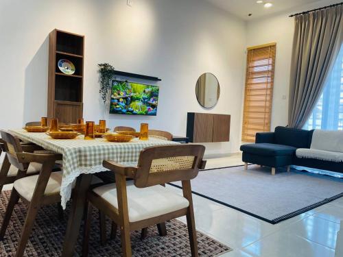 a living room with a table and a blue couch at Che Nat Che Nor Homestay in Kuala Terengganu