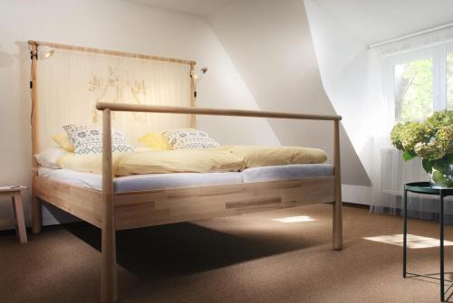 łóżko z drewnianą ramą w pokoju w obiekcie Kaštieľ Čičmany w mieście Čičmany