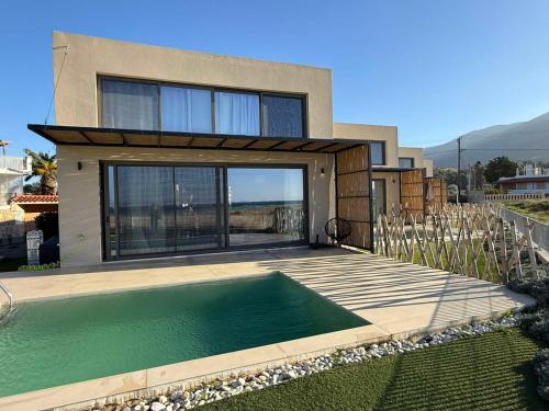 Nespecifikovaný výhled na hory nebo výhled na hory při pohledu z prázdninového domu