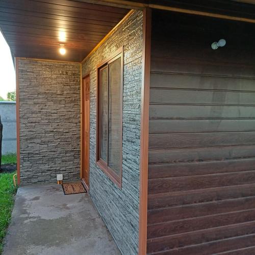 een huis met een raam aan de zijkant bij Refugio las Mariposas Chillán in Chillán