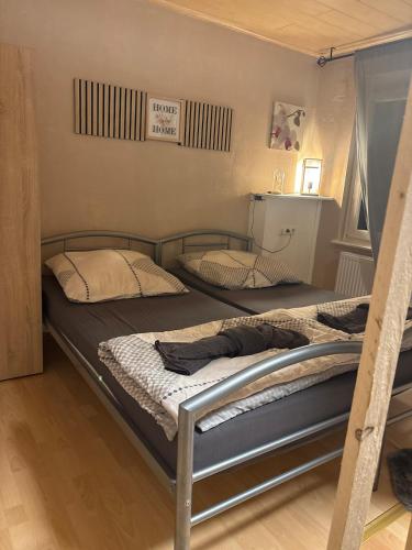 2 slaapplaatsen in een stapelbed in een kamer met 3 stapelbedden bij Top location central in Rüsselsheim