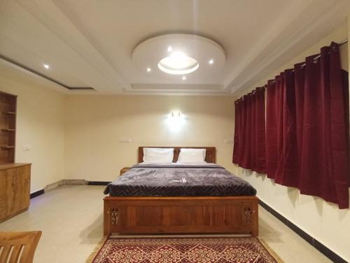 une chambre avec un lit dans une pièce dans l'établissement The Hill Bunk Heights Ooty, à Ooty