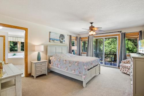 ein Schlafzimmer mit Bett und Balkon in der Unterkunft 3050 - Whispering Pines in Southern Shores