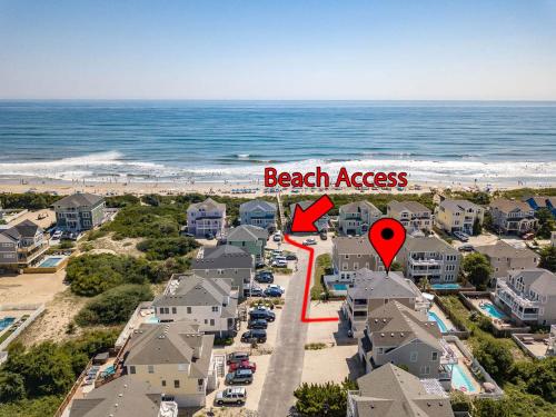 een luchtfoto van een strandhuis met een bord voor strandtoegang bij 1676 - Good Humor in Corolla