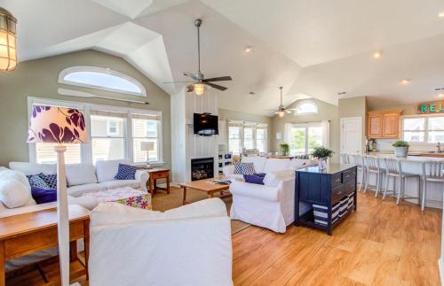 een woonkamer met witte meubels en een keuken bij 1676 - Good Humor in Corolla