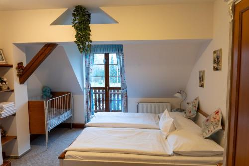 una camera da letto con due letti e una finestra di Farma Basarovi a Prosečné