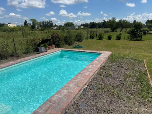 ein Swimmingpool im Hinterhof eines Hauses in der Unterkunft La casita de Isa in Gualeguay