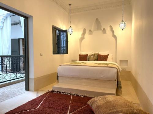 ein Schlafzimmer mit Bett und Balkon in der Unterkunft Riad Sumud in Marrakesch