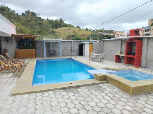 Oasis de Laura في أتاكاميس: مسبح في ساحة مع بيت