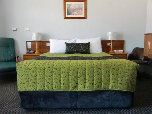 Кровать или кровати в номере Castle Motel Bairnsdale