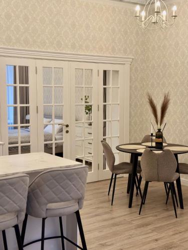 a dining room with a table and chairs at Insula Poilsio Namai in Telšiai