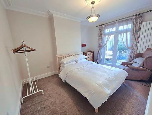 a bedroom with a bed and a living room at Roomy, comfortable Greater London home, sleeps 8 in Thornton Heath