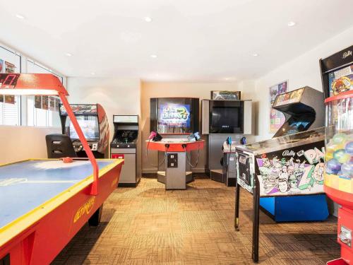 a room with arcade games and a video game at Mantra Twin Towns in Tweed Heads
