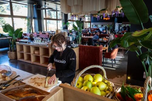 Una donna sta preparando il cibo in un ristorante di hu Firenze Camping in Town a Firenze