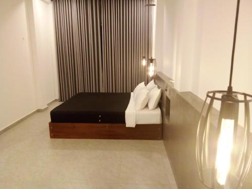 a bedroom with a bed in a room with a window at LaRoy -Mirissa in Mirissa