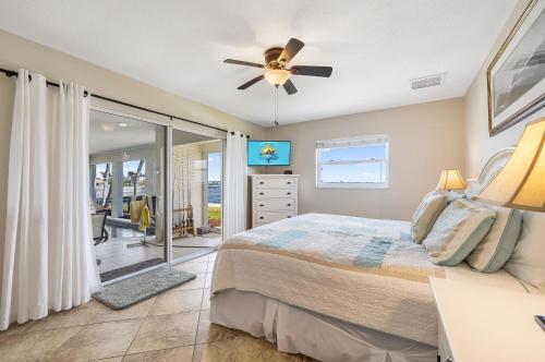 een slaapkamer met een bed en een plafondventilator bij SeaBreeze Vista in Iona