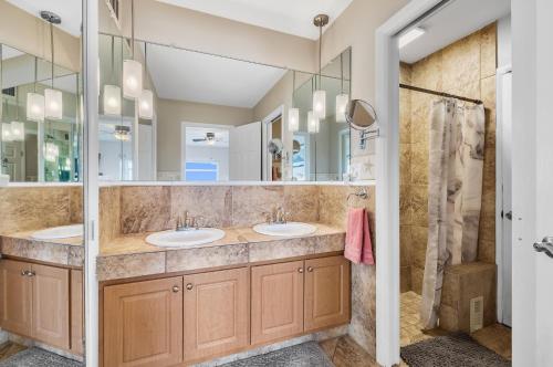 een badkamer met twee wastafels en een douche bij SeaBreeze Vista in Iona