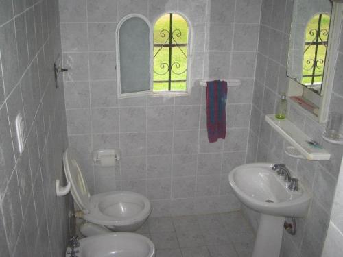 een badkamer met toilet en wastafel bij Casa Punilla in Valle Hermoso