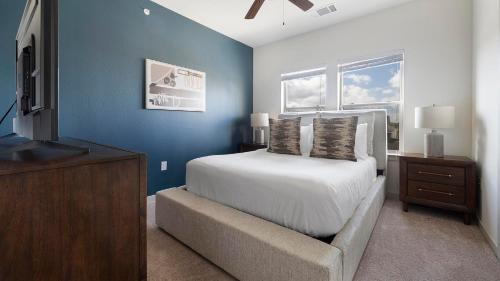 Postel nebo postele na pokoji v ubytování Landing Beautiful 1BD Gym Game Room