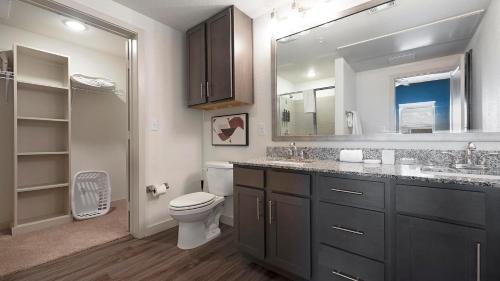 Koupelna v ubytování Landing Beautiful 1BD Gym Game Room