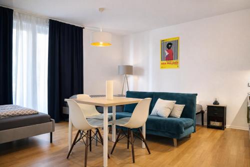 een woonkamer met een tafel en een bank bij Green Plants 24 7 Check In 4 Persons in Kelkheim