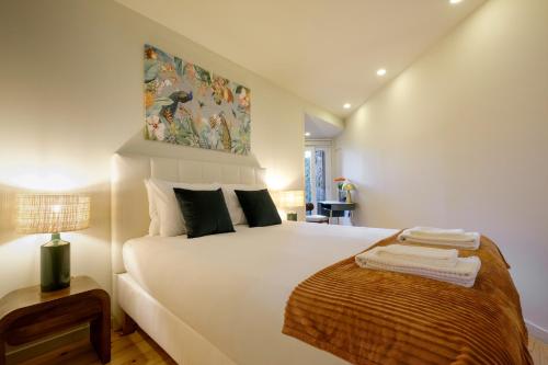 Magnolia 3 Luxury with AC Metro Downtown Porto