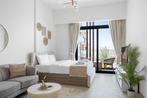 VayK - Cozy Studio with a Balcony & Pool Views