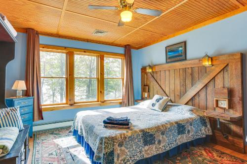 Postel nebo postele na pokoji v ubytování Huge Waterfront Home with Dock on Lake Wallenpaupack