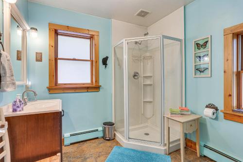 Koupelna v ubytování Huge Waterfront Home with Dock on Lake Wallenpaupack