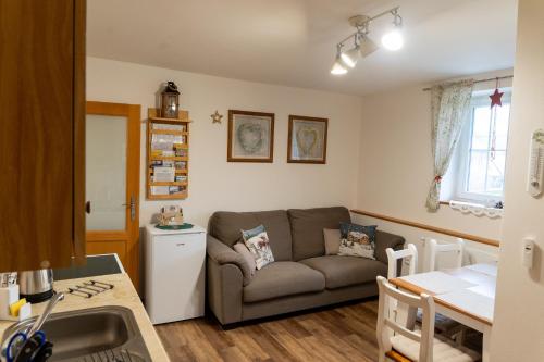 un soggiorno con divano e cucina di Farma Basarovi a Prosečné
