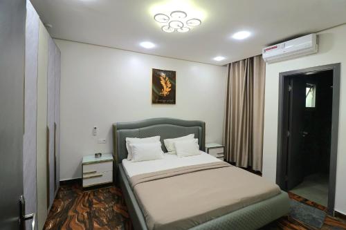una camera da letto con un letto in una stanza di NOVA PREMIUM ROOMs a Dakar