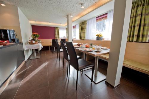 a dining room with a table and chairs at Apartment Bergsonne in Samnaun