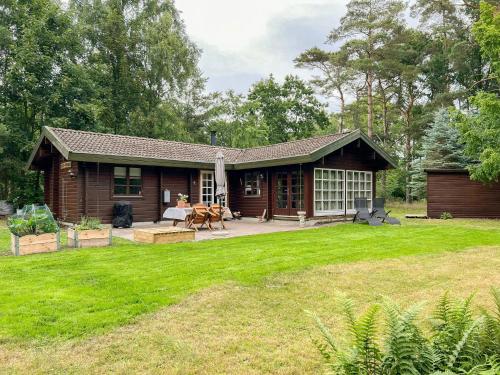 En have udenfor Summerhouse In Forest Near Rørvig Beach