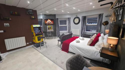 ein Schlafzimmer mit einem Bett und einem Videospiel in der Unterkunft Victoria Loft in Bowness-on-Windermere