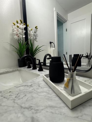 een badkamer met een badkuip, vazen en een spiegel bij Private Studio with Patio-King Bed, Near Beach & Casinos in Hollywood