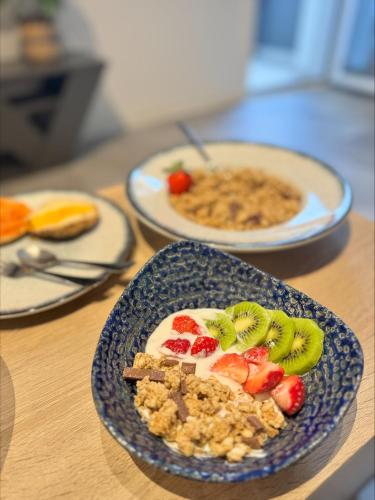une assiette de nourriture avec des fruits sur une table dans l'établissement Santa Rosa Apartments, à Kalamata