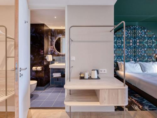 - une chambre avec des lits superposés et une salle de bains dans l'établissement ibis Styles Rotterdam Ahoy, à Rotterdam