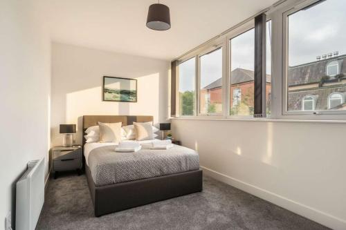 En eller flere senge i et værelse på Modern 1 Bed Apartment in Central Wrexham