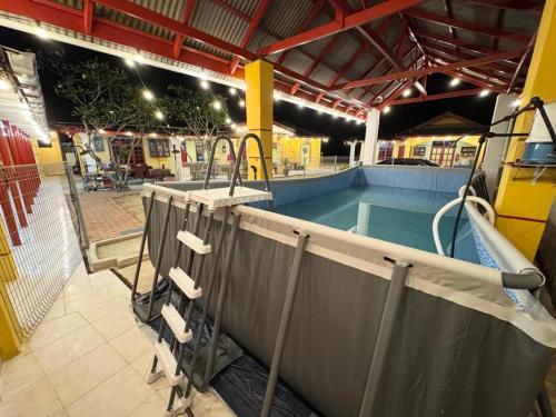 een zwembad in een gebouw ernaast bij Irama Resort Amir YJS , Pantai Irama Bachok in Bachok