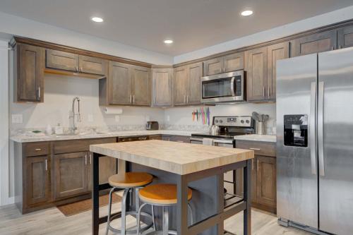 une cuisine avec des armoires en bois et des appareils en acier inoxydable dans l'établissement Mountain View Haven in Belgrade, à Belgrade