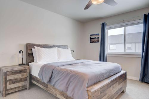 une chambre avec un grand lit et une fenêtre dans l'établissement Mountain View Haven in Belgrade, à Belgrade