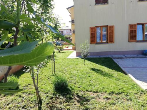 een tuin voor een huis met groen gras bij Good choice in Valbandon