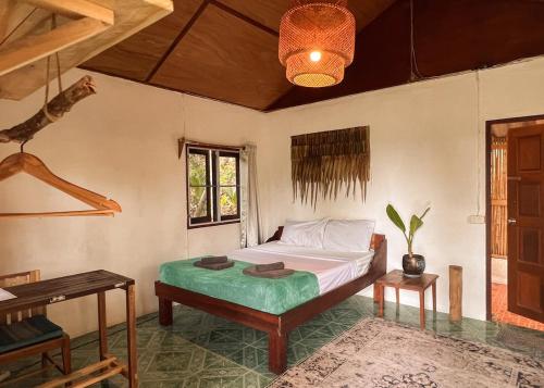 Giường trong phòng chung tại Pyramid Yoga Koh Phangan