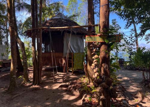 une petite cabane au milieu des arbres dans l'établissement Pyramid Yoga Koh Phangan, à Ko Pha Ngan