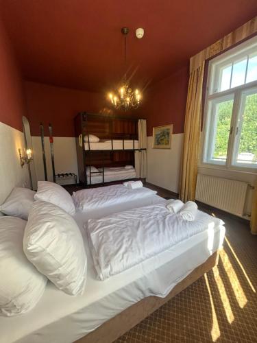een slaapkamer met 2 bedden en een kroonluchter bij the eighteen86 by keyone in Bad Gastein