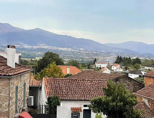 une vue d'une ville avec des montagnes en arrière-plan dans l'établissement casa na aldeia - entre Fundão e Covilhã, à Pêro Viseu