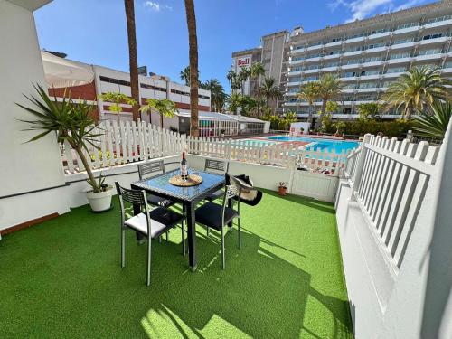 Tropical Terraza a la Piscina