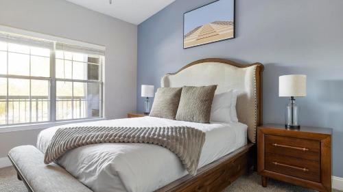 ein Schlafzimmer mit einem großen Bett und einem Fenster in der Unterkunft Landing Stunning 2BD Tennis Court Pool in McDonough